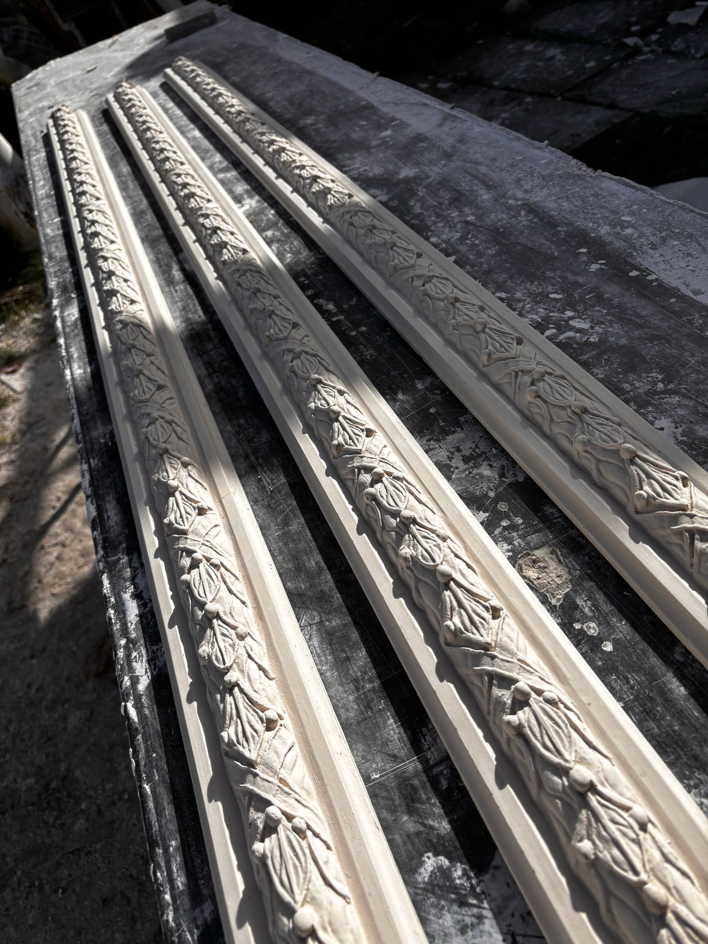 Bayleaf & Cross Ribbon Cornice